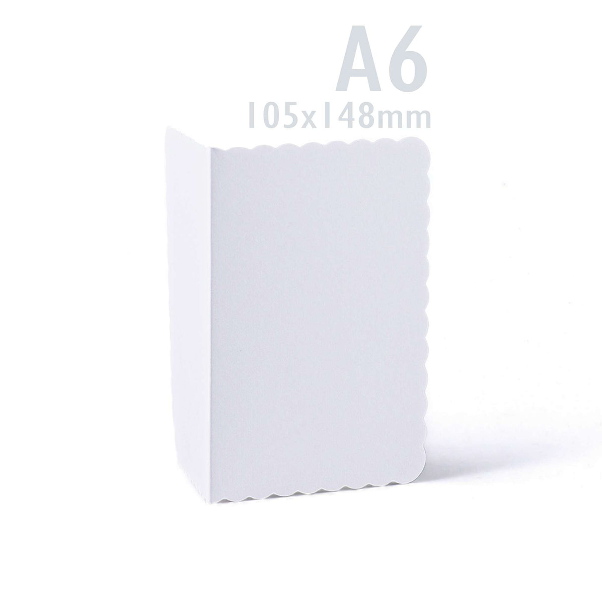 Zestaw białych kartek i kopert z falowanym brzegiem